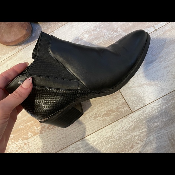 Vera Wang Booties size 6.5 - Picture 1 of 2